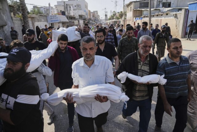 Pelo menos 82 mortos em ataques israelenses em Gaza porque a ajuda crítica não atingirá os palestinos

