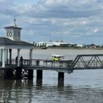 Os serviços de emergência correram para o Royal Terrace Pier em Gravend, Kent, depois que um menino e uma menina caíram no Tamisa por volta das 22h. 135