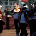 Liberty High Backer Kate Skinner (12) lançou sete ups e na terça-feira, 14 de maio, 14 de maio, em Brentwood, Califórnia, inseriu 9-0 contra o Dublin High durante sua vitória nos playoffs de softball do NCS em Brentwood, Jane Tyska/Bay)))