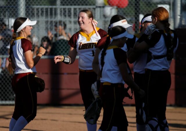 Liberty High Backer Kate Skinner (12) lançou sete ups e na terça-feira, 14 de maio, 14 de maio, em Brentwood, Califórnia, inseriu 9-0 contra o Dublin High durante sua vitória nos playoffs de softball do NCS em Brentwood, Jane Tyska/Bay)))