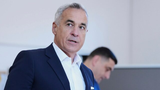 Populista romeno que se candidatou ao presidente antes das eleições foram canceladas passos da política

