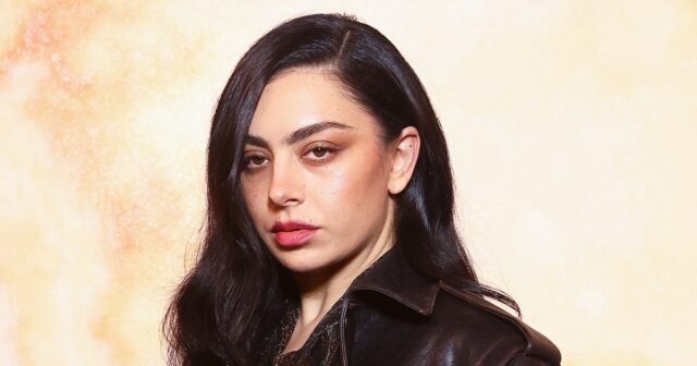 Por que Charli XCX lança o videoclipe 'Party 4 ou' 5 anos depois de ser lançado?

