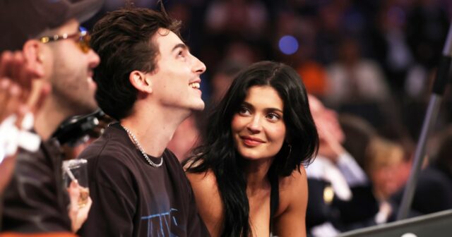 Kendall Jenner, Timothée Chalamet e Kylie Jenner em um jogo entre o Boston Celtics e o New York Knicks.