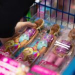 O arquivo -dolls está embalado em uma caixa no Yiwu ...