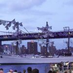 A tragédia chegou à noite de sábado, quando um enorme embarcação de 150 pés de mastro, conhecida como navio de treinamento de Cuautemoc, tem uma tripulação 277 atingiu a ponte icônica em Nova York Bridge