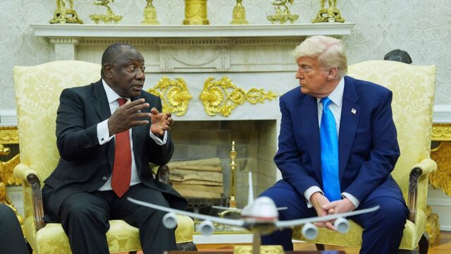 Presidente da África do Sul está adiando a demanda de Trump para prender a política que canta "Mate um fazendeiro"


