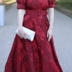 A princesa Beatrice chegou a um vestido carmesim impressionante com um comprimento de 960 GBP de Rebecca Vallance