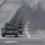 Tanques de combate russo T-72 Drive durante os preparativos para o exame geral do show militar anual antes das celebrações do dia da vitória no centro de Moscou 7. May