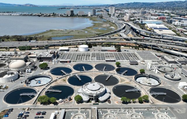 Quanto o EBMUD planeja aumentar as taxas de água?

