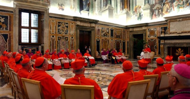 Topshot-Vaticano-Pope-Vola-Conlave-Biely
