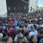 Imagens comoventes do triturador mostraram peças de fascinante francês do prédio em Deir al-Balah, na tentativa de chegar às entregas dentro