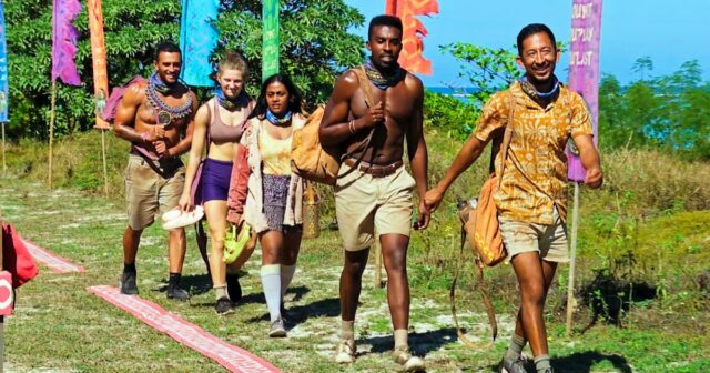 Jeff Probst organizando o final da temporada 48 de 