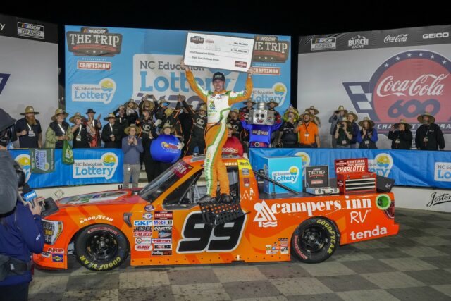 Quem venceu a corrida da NASCAR Truck Series em Charlotte fechado