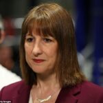 Onde estava o chanceler, Rachel Reeves? (Na foto), sua posição habitual ao lado de Sir Keir foi ocupada por Yvette Cooper, irradiando todos os seus gaiats habituais, escreve Quentin Letts