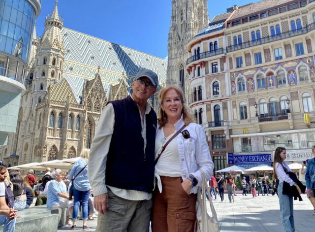 Os moradores de El Cerrito, Harry e Michele Harrison, da esquerda, visitaram os penhascos de Moher na Irlanda com sua família, incluindo os moradores de San Diego, Gabby Wolak e Shea Harrison, e Harbor Harrison, de Portland, e Ashley Anderson. (Cortesia da família Harrison)