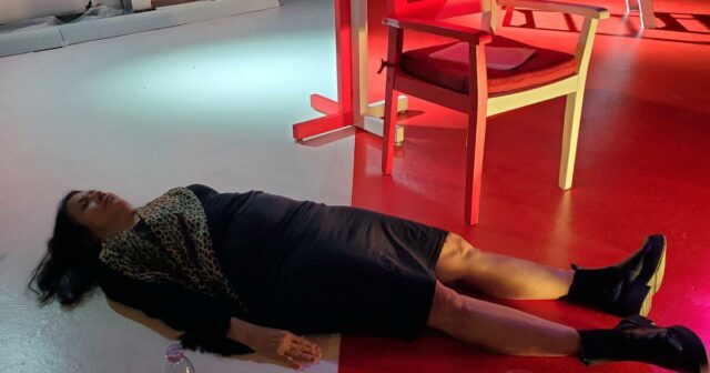 'Rabbit White Red Rabbit', com uma nova estrela todas as noites, tem sua estréia na fonte

