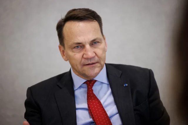 Radoslaw Sikorski fecha o consulado russo na Polônia. É a reação do Kremlin



