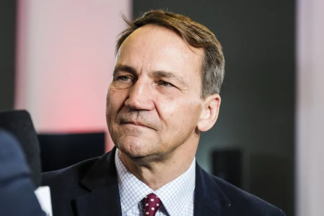Radosław Sikorski virou -se para seu pai Rydzyk. Escreveu ao Vaticano nesta edição

