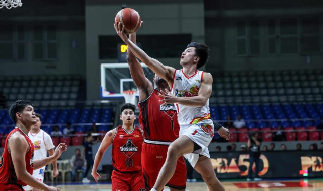 Rain ou Shine Elastopainters, Adrian Nocum, durante um jogo da PBA Philippine Cup contra o Blackwater Bossing. –PBA Imagens