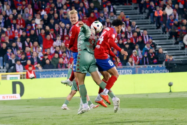 Rakow perdeu para Jagiellonia. Grande controvérsia em Czestochów



