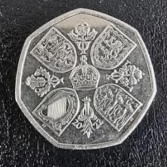 Rare 50p King Charles Coin vende mais de 75.000 GBP Esta moeda rara de 50p com o rei Carlos III é vendida no eBay por mais de £ 75.000