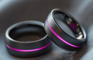 Raw, um aplicativo de namoro que expõe os dados pessoais e dados de localização dos usuários one of the as-yet-unreleased Raw wearable hardware rings.