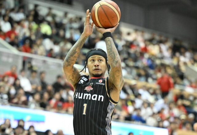 Ray Parks Jr. de Osaka Evessa Jr.