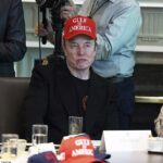 Elon Musk (na foto durante uma reunião de gabinete na Casa Branca em 30 de abril) usou um coquetel de drogas na pista de campanha quando suas vidas pessoais bagunçadas se derramaram em seu trabalho, de acordo com um relatório explosivo do New York Times