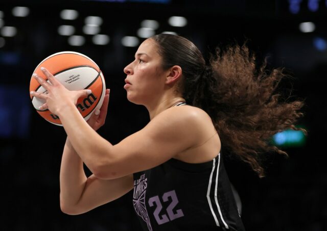 Miramones Sabrina Ionescu (20) é abraçada pela colega de equipe Keana Delos Santos (11) quando abraçou sua vitória contra o bispo O'Dowd durante as finais de basquete feminino da NCS-Girl-III em McKeon Pavilion no Saint Mary's College, em Moraga, na Califórnia, no sábado, 7 de março, 2015.