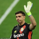 Emiliano Martinez não pôde depois de ser seu último jogo em Villa Park, retornando lágrimas de volta
