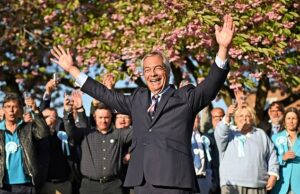 Revolução revolucionária que poderia mudar a Grã -Bretanha: trabalho de choque, os conservadores perdem todos os conselhos que defendiam – e Farage sob o controle de algumas das maiores autoridades inglesas Nigel Farage enviou ondas de choque ontem através de um estabelecimento político. Em uma reforma impressionante, ela deteve o controle da cadeia dos principais conselhos em todo o país--causou uma derrota humilhante do trabalho no Runcorn e Helsby anteriormente seguro