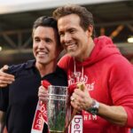 Ryan Reynolds e Rob McElhenney Wrexham para os números
