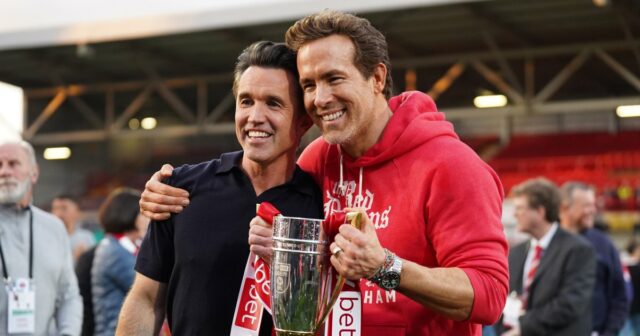 Ryan Reynolds e Rob McElhenney Wrexham para os números