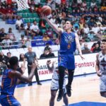 Robert Bolick, do NLEX Road Warriors, durante uma Copa das Filipinas do PBA contra o Blackwater Bossing.