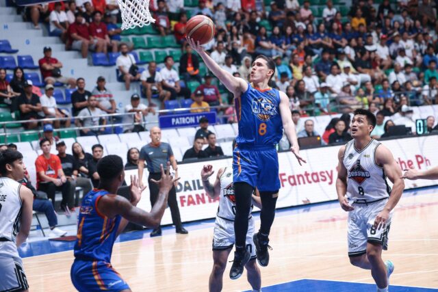 Robert Bolick, do NLEX Road Warriors, durante uma Copa das Filipinas do PBA contra o Blackwater Bossing.