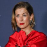 Rosamund Pike USA Dior Veil em 2024 Balões de ouro após um acidente de esqui