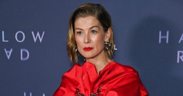 Rosamund Pike USA Dior Veil em 2024 Balões de ouro após um acidente de esqui