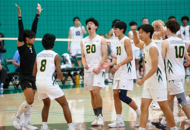 Leigh comemora sua vitória por 3-2 contra o Branham no Campeonato de Volleyball da Divisão 1 do CCS na Harker School em San Jose, Califórnia, no sábado, 17 de maio de 2025 (Karl Mondon/Bay Area News Group)