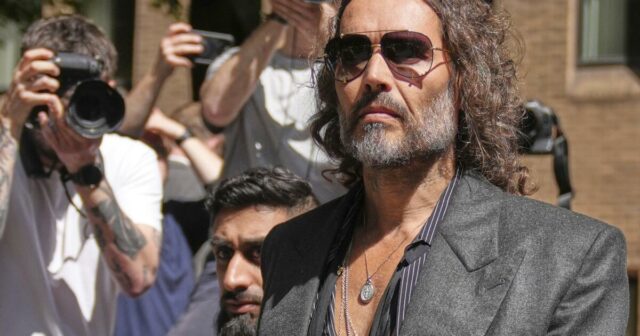 Russell Brand declara -se inocente com as posições de violação e agressão sexual, pois o julgamento do Reino Unido obtém a data


