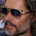 Russell Brand vem ao tribunal para enfrentar alegações de estupro e ataque sexual - atualizações ao vivo
