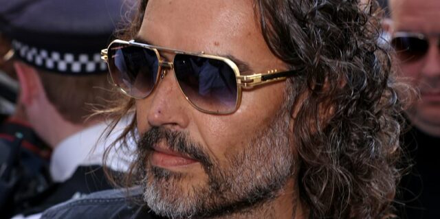 Russell Brand vem ao tribunal para enfrentar alegações de estupro e ataque sexual - atualizações ao vivo

