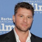 Conta que Ryan Phillippe absorve o sol enquanto flexiona seus abdominais de hard rock