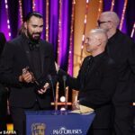 Rylan Clark (à esquerda) compartilhou emocionalmente uma confissão de divórcio comovente no prêmio BAFTA TV Awards quando ganhou uma vitória com Robert Rinder (à direita)