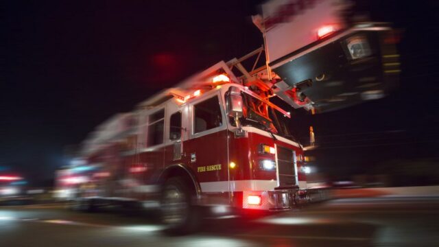 San Jose: Os bombeiros reagem ao Blaze em um apartamento de três andares

