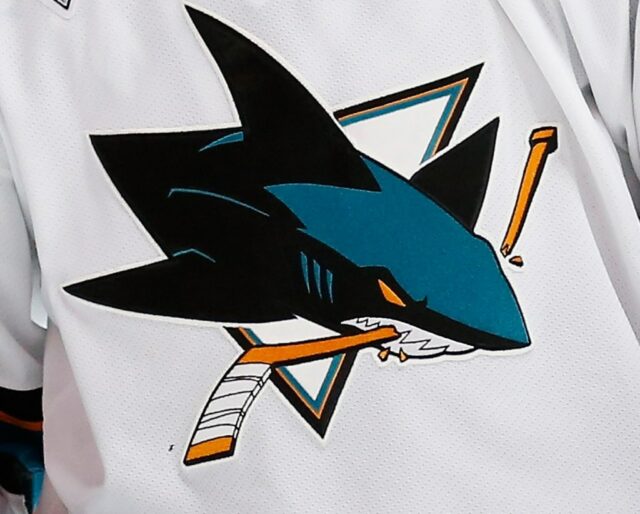 San Jose Sharks assina 6-4 russo para um contrato de um ano

