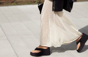 Sandálias grossas estão atualmente: 16 pares que instantaneamente aumentam qualquer roupa de verão Sandálias grossas estão atualmente: 16 pares que instantaneamente aumentam qualquer roupa de verão