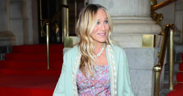 Sarah Jessica Parker Carrie Bradshaw Os canais de vestuário floral - Tenha a aparência de apenas US $ 30!

