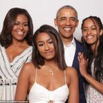 Sasha Obama (Medium) e sua irmã mais velha Malia Obama (à direita) rapidamente se estabelecem quando as meninas em Los Angeles