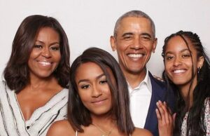Sasha e Malia Obama, o círculo interno da celebridade revelou … quando drenam o drama do divórcio dos pais e elogiam novos corpos de verão em manchas chamantes Sasha Obama (Medium) e sua irmã mais velha Malia Obama (à direita) rapidamente se estabelecem quando as meninas em Los Angeles