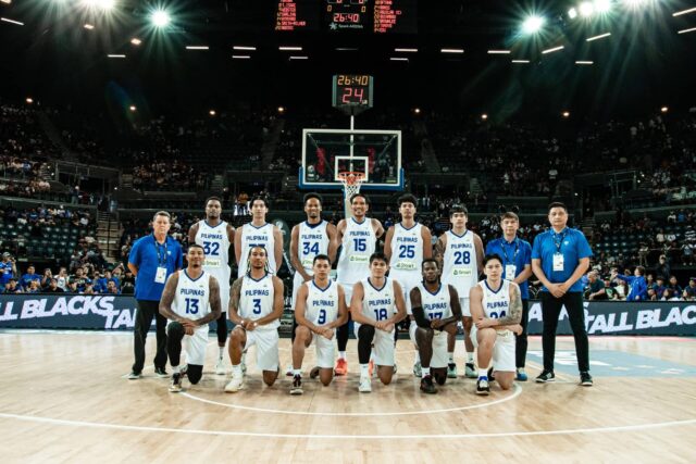 Gilas Pilipinas antes de sua partida contra as eliminatórias da Copa da Fiba da FIBA.